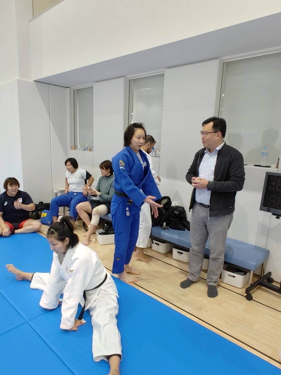 (圖)SA Director-General Cheng Shih-chung (right) expressing concern for the training situation judoka of Lien Chen-ling in Japan and giving her encouragement.